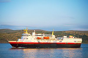 Das Hurtigrutenschiff MS Narvik verläßt Båtsfjord
