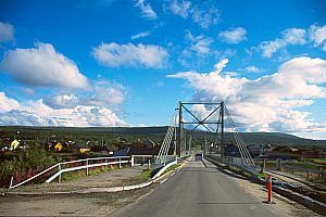 Die Brücke über den Kárasjohka