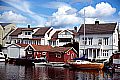 Ost-Blick auf Häuser am Ostufer des Kongshavn in der Kleinstadt Langesund
